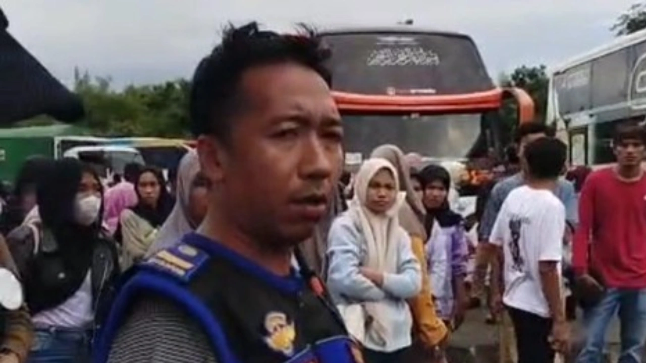 Ricuh – Adu Mulut Peserta Mudik Gratis dengan Petugas di Pelabuhan Kayangan, Viral